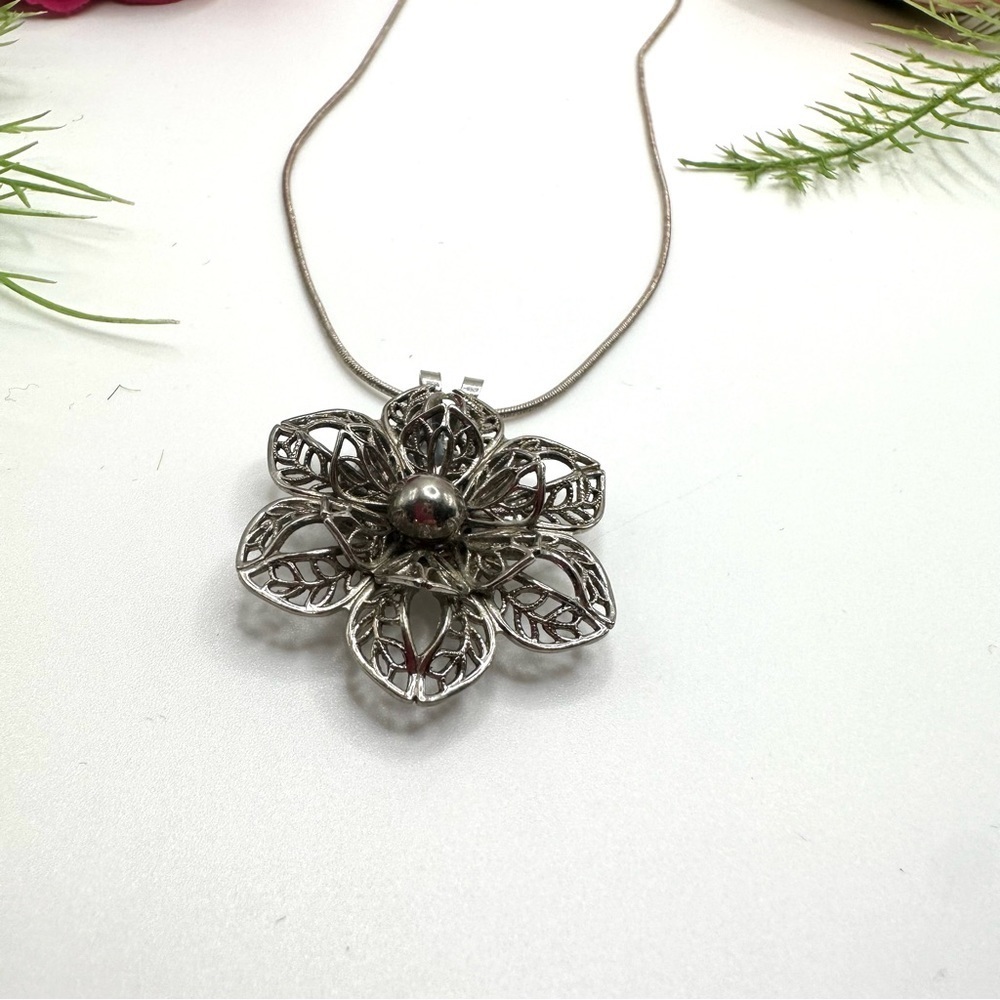NEW⚜️Blooming Flower Lace Charm Necklace - Picture 4 of 7